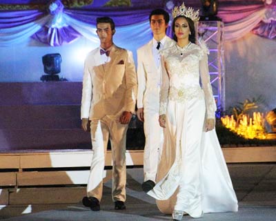 Miss Grand International 2014 Lees Garcia at the Thai Silk Fashion Show